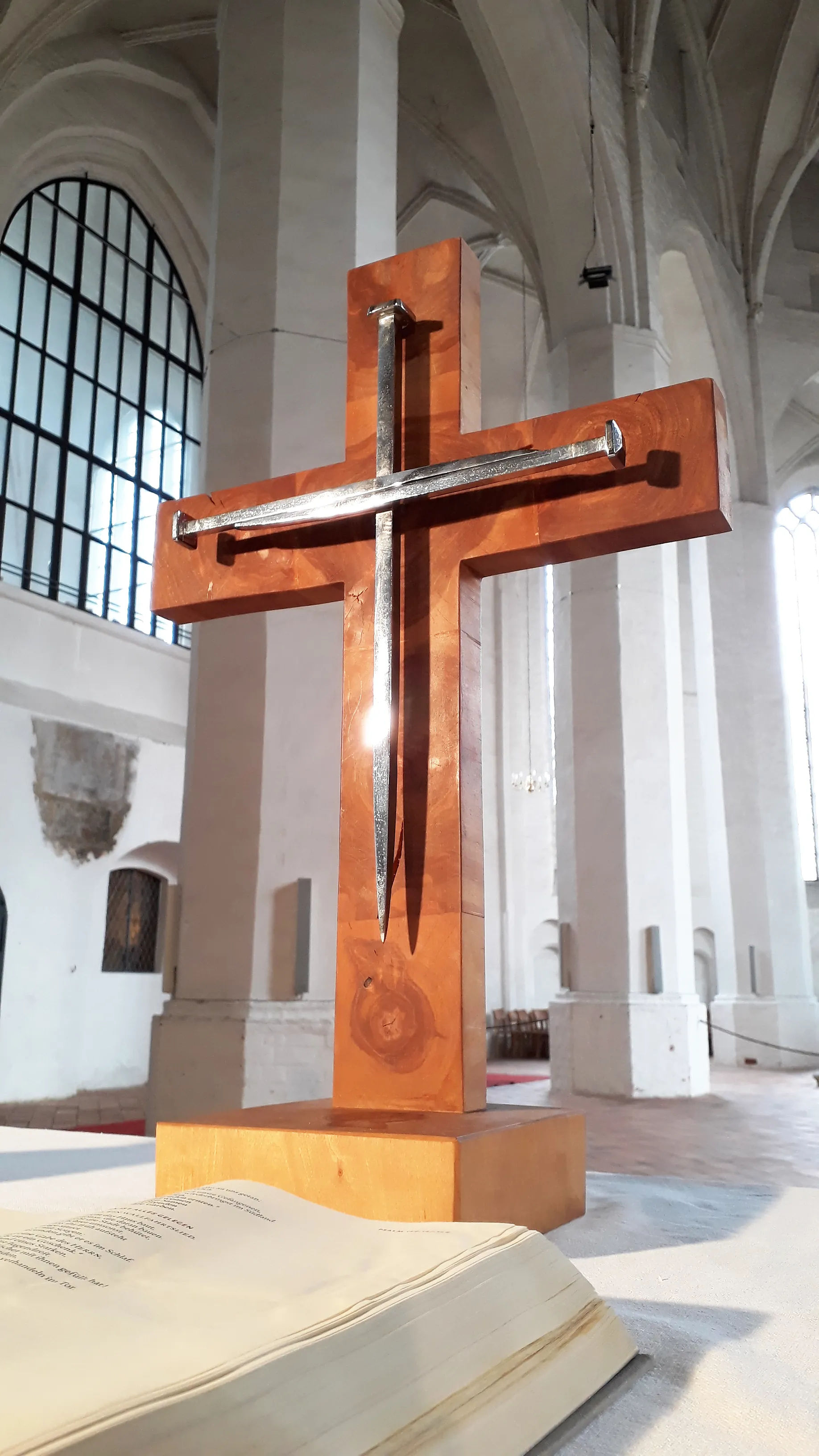 Nagelkreuz auf dem Altar der Oberkirche