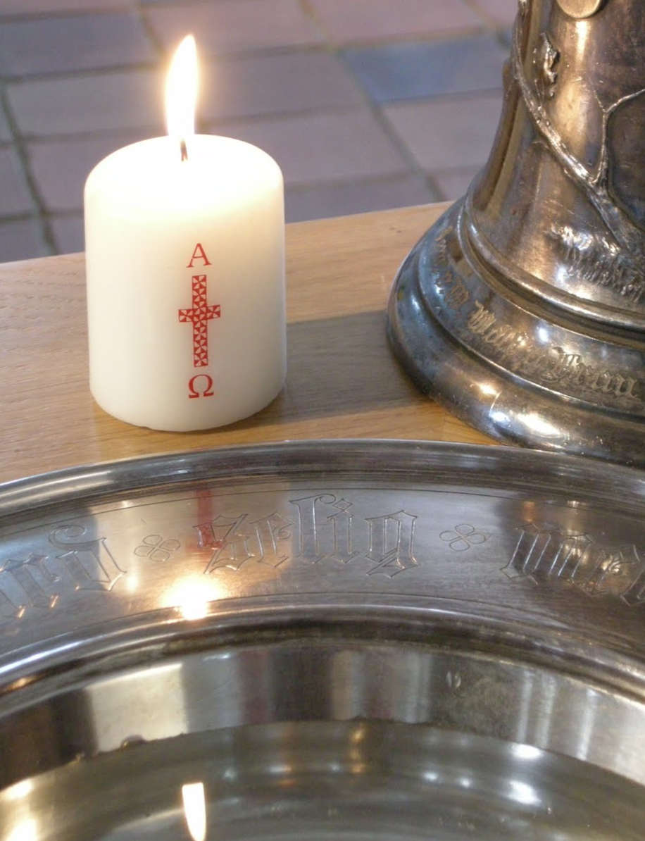 Kerze am Taufbecken