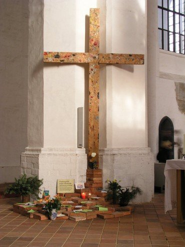 Das große Holzkreuz in der Oberkirche