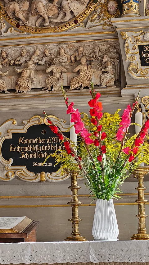 Hochaltar der Oberkirche mit Blumen