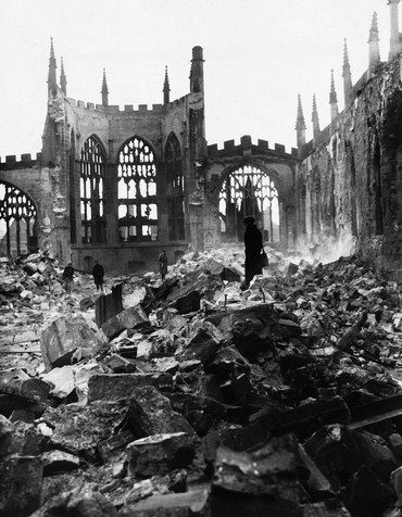 Die Kathedrale von Coventry nach ihrer Zerstörung 1945