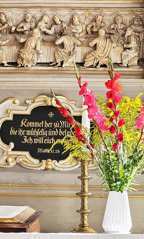 Hochaltar der Oberkirche mit Blumen